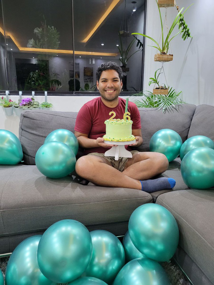 callmeLouisJ's tweet photo. Dios mío me regalaron un PasteLasso Swiftie😭😭💚 https://t.co/Q7zHlLwK1P