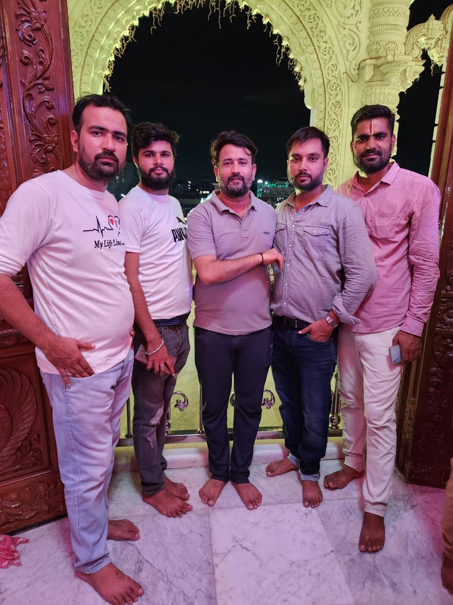 TheUpenYadav's tweet photo. दोस्तों के साथ भगवान की शरण में मथुरा-वृंदावन 
राधे राधे.....
#जय_श्री_कृष्णा https://t.co/THqet79IWt
