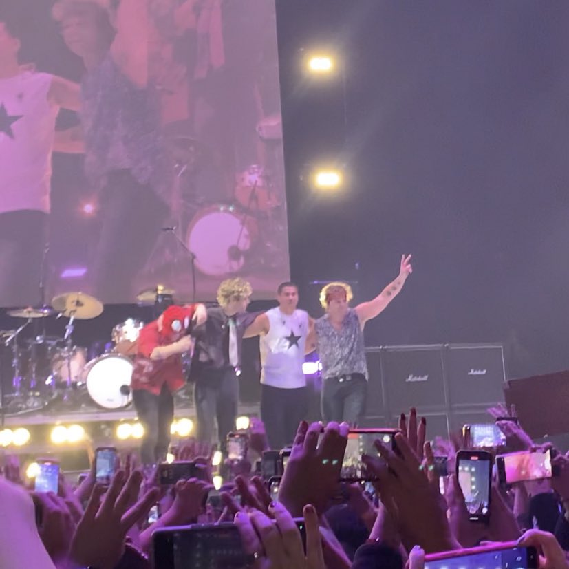 swt5sos's tweet photo. miss you guys hope to see you soon🤍
@5SOS https://t.co/UkhLrK1Q72