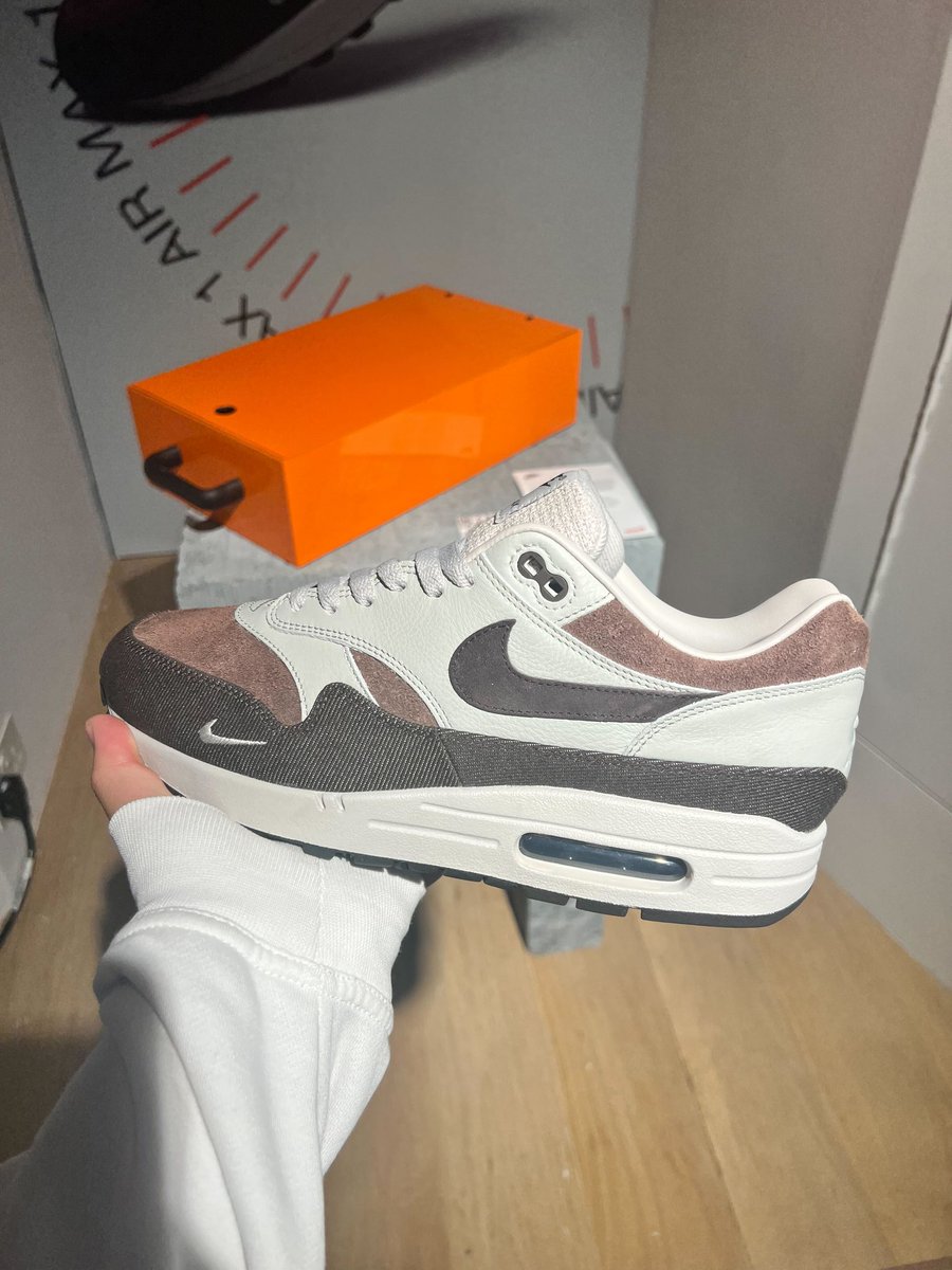 JustFreshKicks tweet media