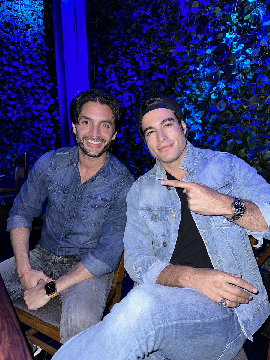 danielelbittar's tweet photo. Aquí cenando con el bro @danilocarrerah y en la segunda foto preguntándonos porque Leona no se quedó con ninguno de los dos jajaja https://t.co/UueWg5ijtM