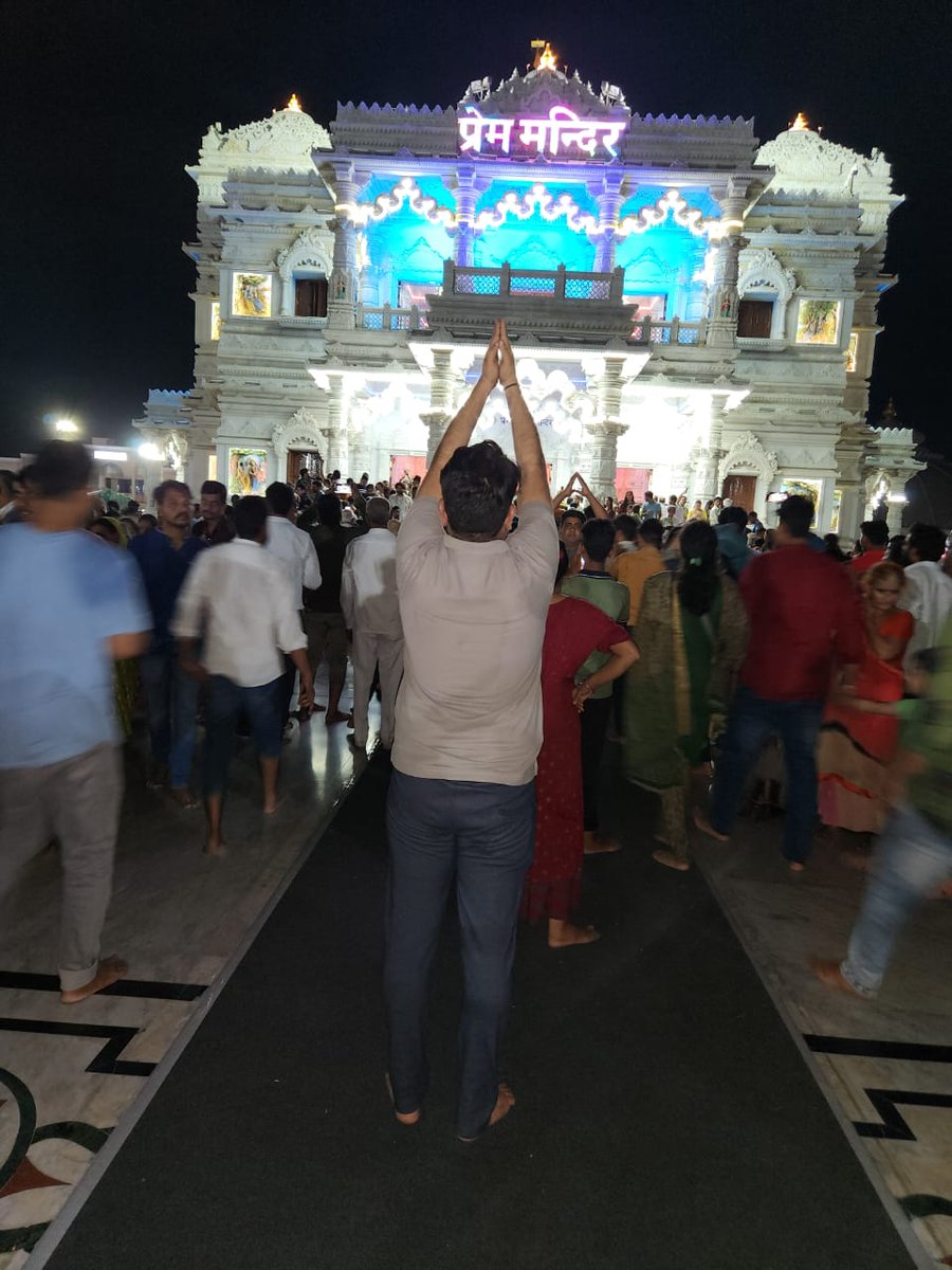 TheUpenYadav's tweet photo. दोस्तों के साथ भगवान की शरण में मथुरा-वृंदावन 
राधे राधे.....
#जय_श्री_कृष्णा https://t.co/THqet79IWt