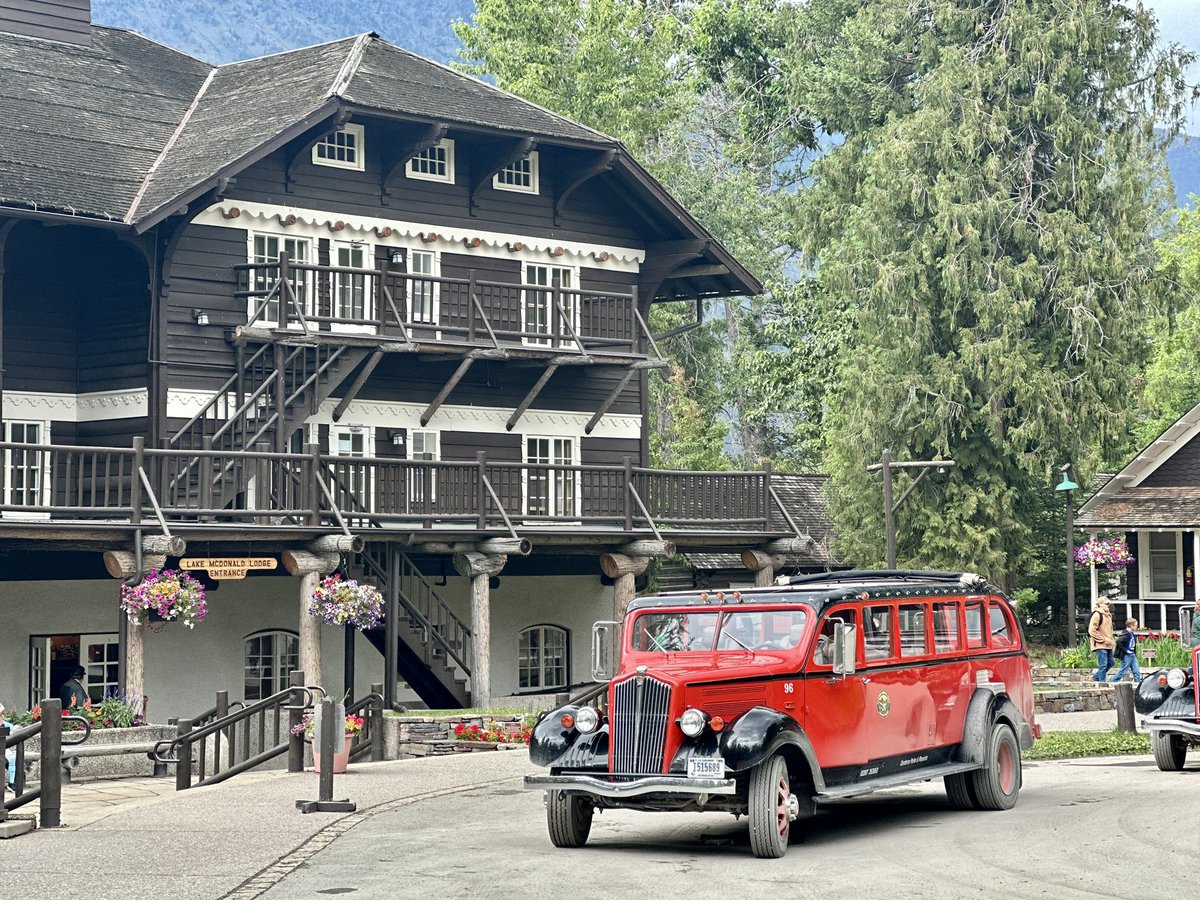 mariabrunodesgn's tweet photo. 2023, but it gives 1923 vibes 📍 Lake McDonald Lodge, Glacier NP #Montana #GlacierNationalPark #RedBusTour #GoingtotheSunRoad https://t.co/qUIIiFn39J