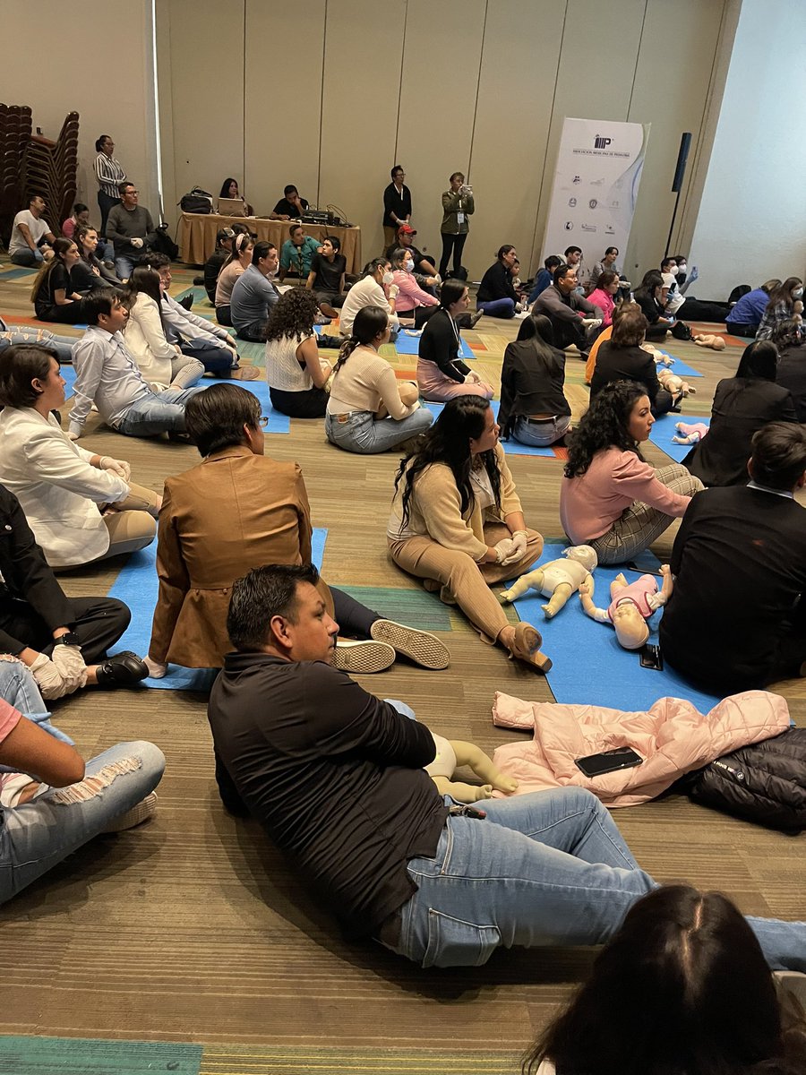 PinachoJl's tweet photo. La Asociación Mexicana de pediatría y la Sociedad Mexicana de Pediatría, dio Curso de RCP, para familiares y amigos las personas que cuidan de niños, sepan que hacer en una Emergencia Debemos saber que hacer en un accidente en la escuela en la alberca en la casa. https://t.co/2lSFt16mGU