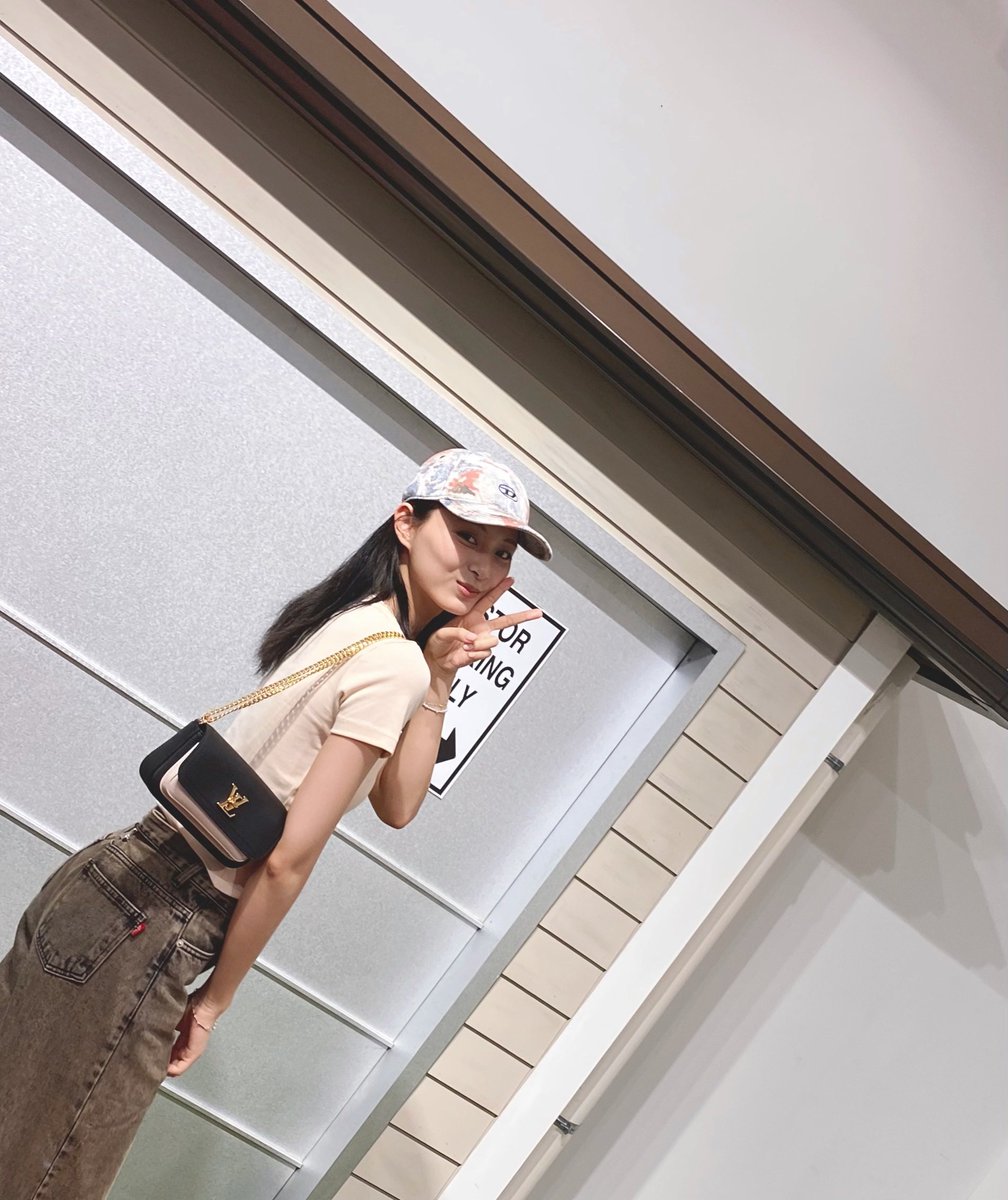 galleryoftzu's tweet photo. the coolest girl, chou tzuyu https://t.co/WxOSZn2aF1