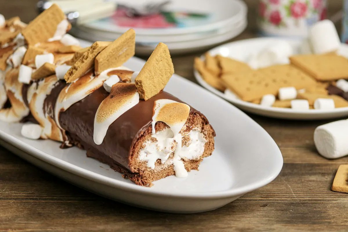 #Glutenfree Smoreables Chocolate Swiss Roll. Truly one of our most popular &amp; stunning recipes. Tastes as good as it looks. Featuring our Angel Food Cake for the sponge. Recipe buff.ly/3PyBvKJ  where you'll find 700+ more. #glutenfreesmore #glutenfreeangelfoodcake