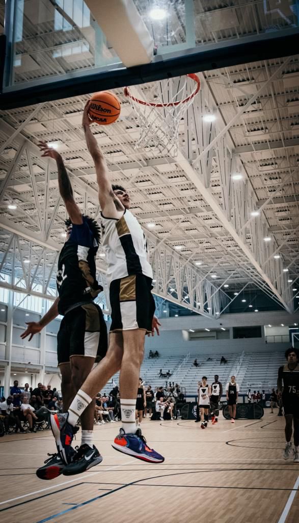 ProspectsARG's tweet photo. Juan Ignacio Respaud (6-3 G ‘05) had a great performance at NCAA College Basketball Academy.

🔎 Quickness + athleticism. Strong finisher near the rim. Shifty, hard to guard in transition. Active hands on defense, great timing to jump passing lines. https://t.co/PBChU69aPw