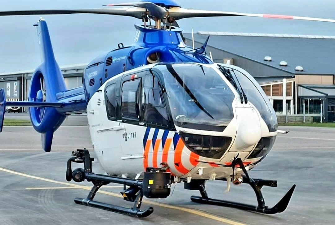 joshua_josprijs's tweet photo. #Police06 PH-PXF  na vlucht boven #Apeldoorn ( maten , Woudhuis ) even een hapje gegeten bij Restaurant The Hangar op #AirportTeuge , 
en zojuist weer vertrokken.
@DePolitieheli https://t.co/vML3JABpWx