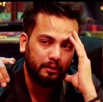 raoz_of_india's tweet photo. Yours Views on Today Episode How Salman Khan Scolds Elvish Yadav Elvish Yadav breaks down seeing his mother on a surprise video call 💔 after being scolded by Salman Khan.
#elvishyadav #elvisharmy #bigboss #biggboss #jiocinema #Elvishraosahab https://t.co/P3cMFjCCbT