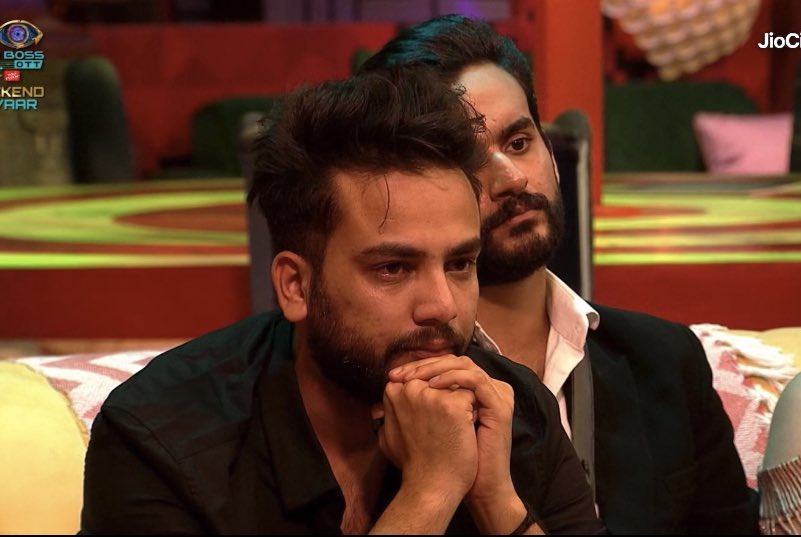 raoz_of_india's tweet photo. Yours Views on Today Episode How Salman Khan Scolds Elvish Yadav Elvish Yadav breaks down seeing his mother on a surprise video call 💔 after being scolded by Salman Khan.
#elvishyadav #elvisharmy #bigboss #biggboss #jiocinema #Elvishraosahab https://t.co/P3cMFjCCbT