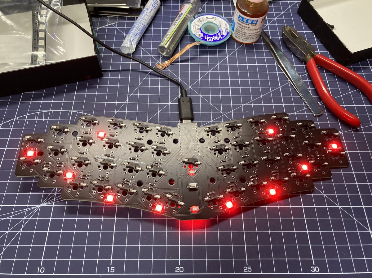 keionpc's tweet photo. 今日は早く寝ようと思ったのに、LED取り付けの調子が良くて、結局全部付けてこの時間。
#自作キーボード
#Radialex
#mechanicalkeyboard https://t.co/58rYXL64SS