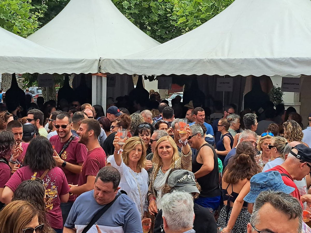 NoeliaCoboP's tweet photo. ❤️Disfrutamos del culín de honor del XXII Día de la Sidra en la noble Villa de  #Escalante. Un año más la plaza de la villa se vuelve a llenar de lagares en esta bonita fiesta de la comarca de #Trasmiera que se ha convertido en una tradición en #Cabtabria a lo largo de los años❤ https://t.co/djzijYmWTe