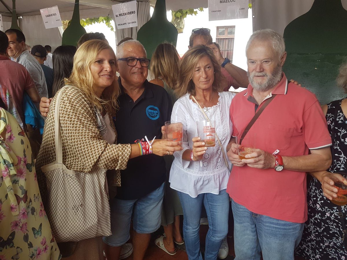 NoeliaCoboP's tweet photo. ❤️Disfrutamos del culín de honor del XXII Día de la Sidra en la noble Villa de  #Escalante. Un año más la plaza de la villa se vuelve a llenar de lagares en esta bonita fiesta de la comarca de #Trasmiera que se ha convertido en una tradición en #Cabtabria a lo largo de los años❤ https://t.co/djzijYmWTe