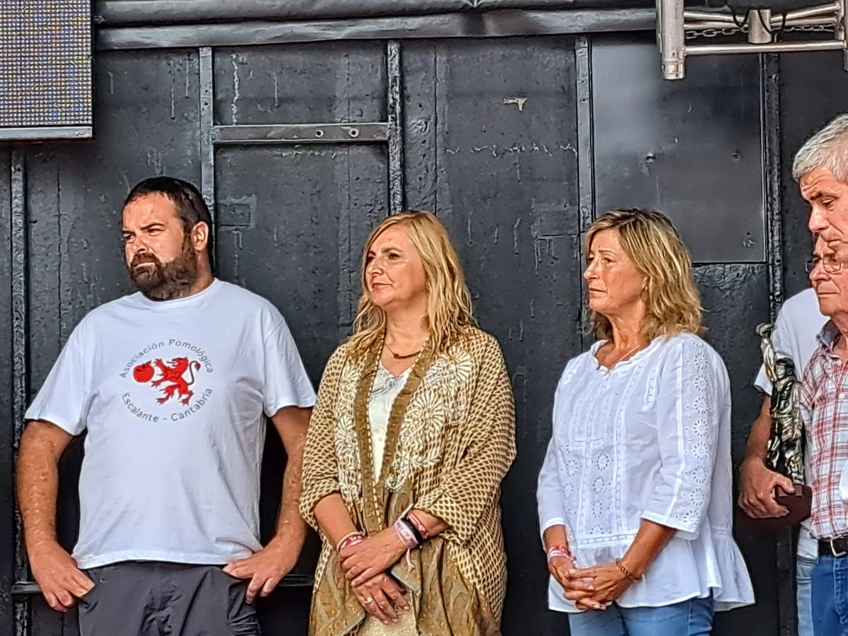 NoeliaCoboP's tweet photo. ❤️Disfrutamos del culín de honor del XXII Día de la Sidra en la noble Villa de  #Escalante. Un año más la plaza de la villa se vuelve a llenar de lagares en esta bonita fiesta de la comarca de #Trasmiera que se ha convertido en una tradición en #Cabtabria a lo largo de los años❤ https://t.co/djzijYmWTe