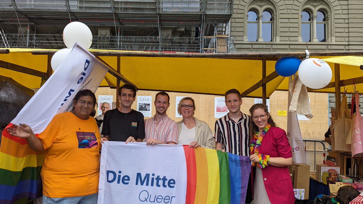 Unsere Regierungsrätin @asba_j hat uns an unserem Stand an der #BernPride besucht! 😍 Herzlichen Dank bist du vorbeigekommen und unterstützt uns! 🤩🌈 #DieJungeMitteBern