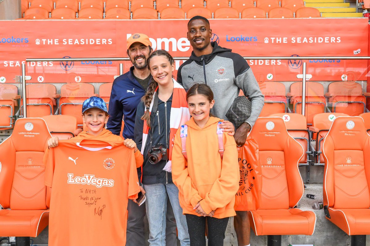 It was great to see @NATAseasiders member @jeffhembury and his family at Bloomfield Road today having made the journey across the pond to see the Seasiders. Marvin Ekpiteta presented them with a signed shirt after the game. Safe travels guys 👏🏻 🍊 #UTMP