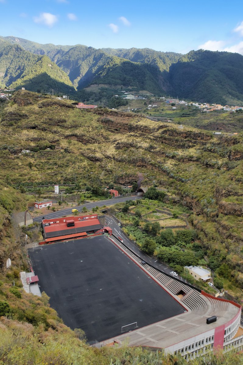 mauro_fotos's tweet photo. Tras retirar el tapete del viejo césped, toca acondicionar el firme para la colocación del nuevo césped.
- Estadio Silvestre Carrillo, Santa Cruz de La Palma-
#CDMensajero #EstadiosDeEspaña #LaPalma #futbol #mauro_fotos https://t.co/SnMMouphRh