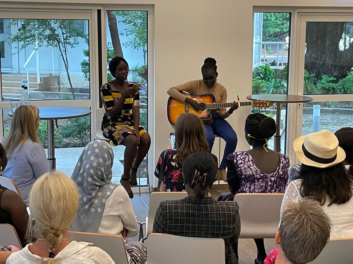 ⁦Women’s friendship &amp; storytelling event a twinkle in my eye since arriving in 🇸🇸 Finally realised w/ the amazing ⁦<a href="/MSchip/">marjan schippers</a>⁩ ⁦&amp; EmilyGrayMBE⁩.  50 women from different backgrounds came together. Lovely set by ⁦<a href="/EmmaKwaje/">Emma Kwaje</a>⁩ &amp; ⁦@BDwoki⁩  #SSOT