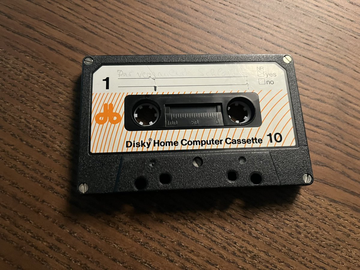 BjornIronside81's tweet image. Man habe ich lange nicht an einem #C64 gesessen. Den Ladebefehl konnte ich aber noch. Der Schneider ist aber auch cool. Datasette nervt aber immer noch. #8Bit #Heimcomputer #Retrogaming #Videospiele #Retro #Binarium #Museum