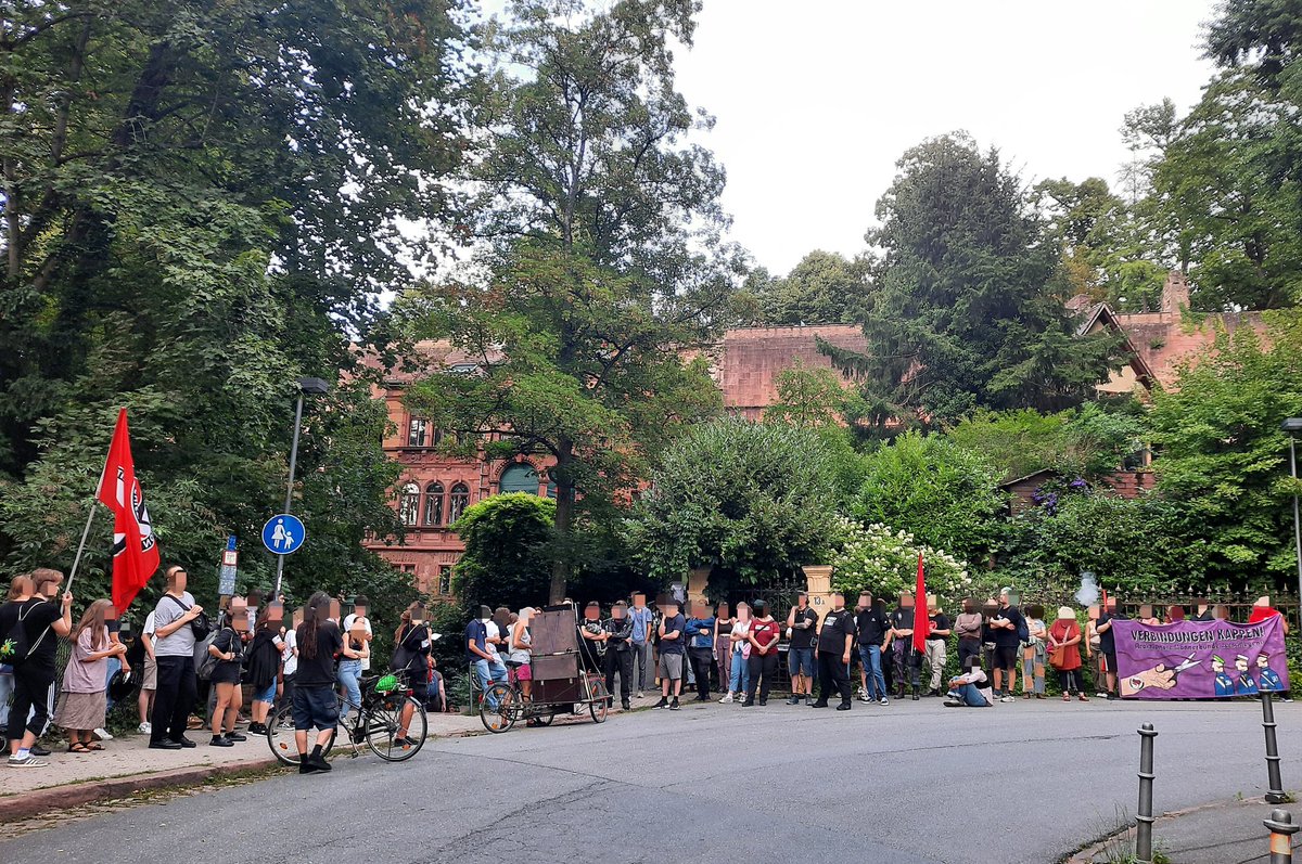 DasRoteSignal's tweet photo. 70 Menschen haben in #Heidelberg an einem #Antifa-Spaziergang zum Haus der #Burschenschaft #Normannia (#Cimbria) teilgenommen, um auf die aktuelle Situation der Nazi-Verbindung hinzuweisen. #AIHD #Studentenverbindung #Antisemitismus #hd2907 https://t.co/zvkum99tEL