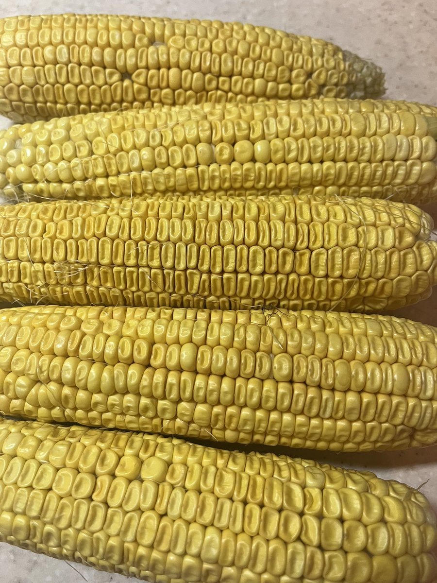 Henrietta____'s tweet image. Коли ви скажете «купіть у бабусі, а не в супермаркеті, підтримайте стареньку» я вам покажу ось цю кукурудзу. Розкажу про гнилі яблука, трухлі горіхи і молоко розведене з содою.