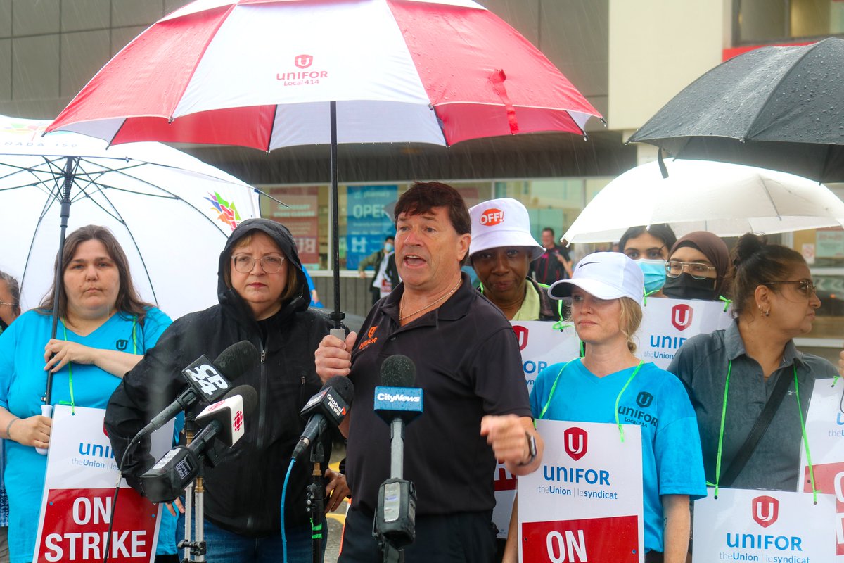 UniforTheUnion's tweet photo. 3,700 Metro workers are on strike for their fair share of Metro's record profits. 

This is history in the making.

Grocery store workers are bravely taking a stand again corporate greed.
