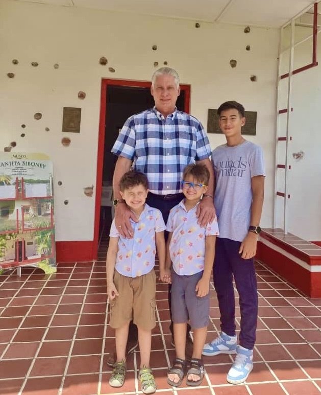 DiazCanelB's tweet photo. Hoy anduvimos con algunos de los más pequeños miembros de la familia por dentro de la historia de #SantiagodeCuba. 

Gracias a los conservadores de esta memoria que estremece. 

#70Moncada 🇨🇺❤ https://t.co/Mx9nldd7GY