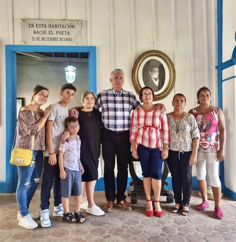 DiazCanelB's tweet photo. Hoy anduvimos con algunos de los más pequeños miembros de la familia por dentro de la historia de #SantiagodeCuba. 

Gracias a los conservadores de esta memoria que estremece. 

#70Moncada 🇨🇺❤ https://t.co/Mx9nldd7GY