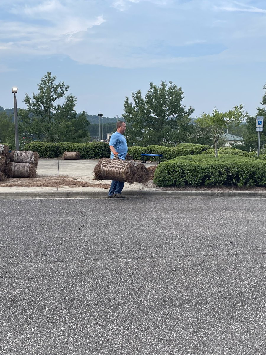 BerryMiddle's tweet photo. We are so thankful for our DAD BRIGADE for their amazing work recently! These volunteers are incredible! Special shout out to new HCS Board Member Rex Blair for his leadership! #BerryPride https://t.co/RcQzFX6smT