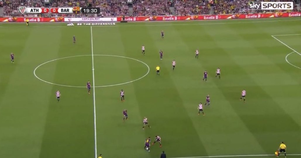 Messilizer0's tweet photo. How did Messi score from HERE? 😭😭 https://t.co/bxNcc64Sdm