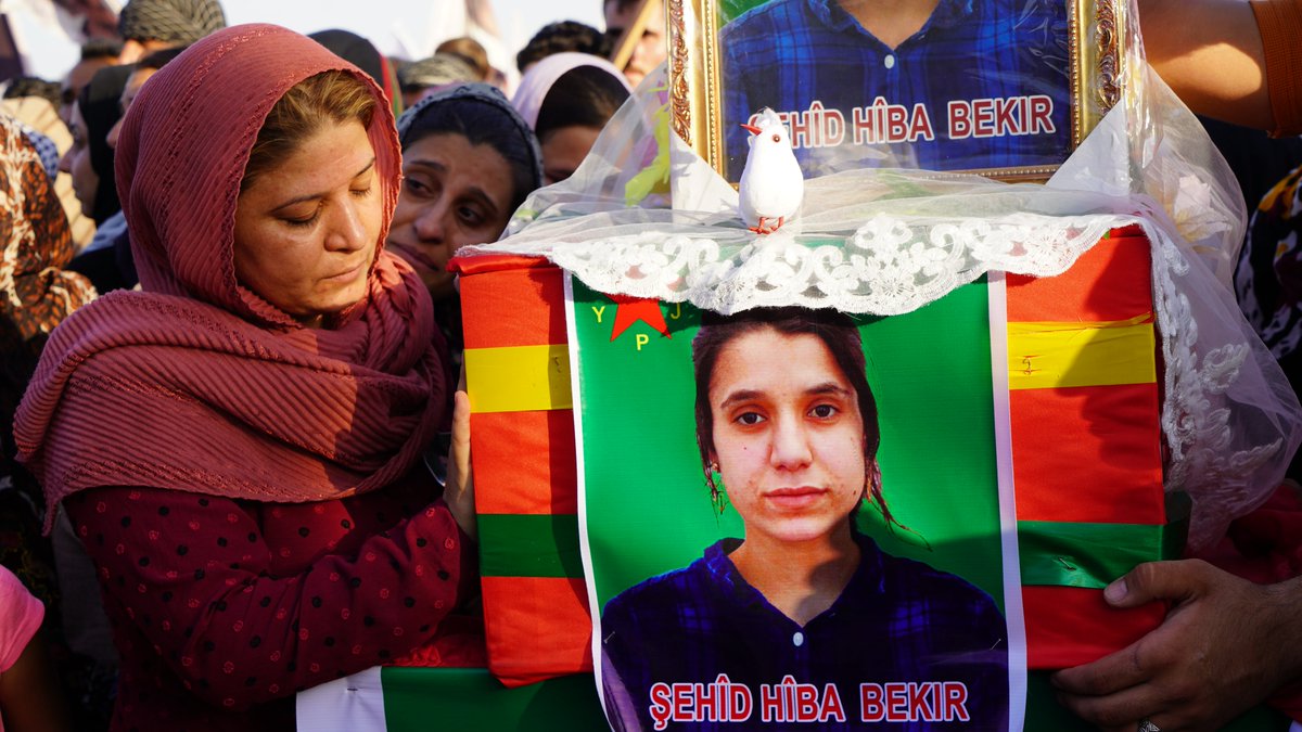 tvronahi's tweet photo. Şêniyên #Hesekê ji bo her 4 şehîdên #YPJ'ê li Goristana Şehîd #Dijwar merasîmak lidarxistin.

Piştî merasîmê cenazeyên şehîdên YPJ'ê Hîba Bekir, Bêrîvan Xelef û Hesna Mihemed li Hesêkê hatin veşartin.

Cenazeyê şehîd Emîna Silêman jî ber bi Kobanê ve hate oxirkirin. https://t.co/kJb5A8bgxL