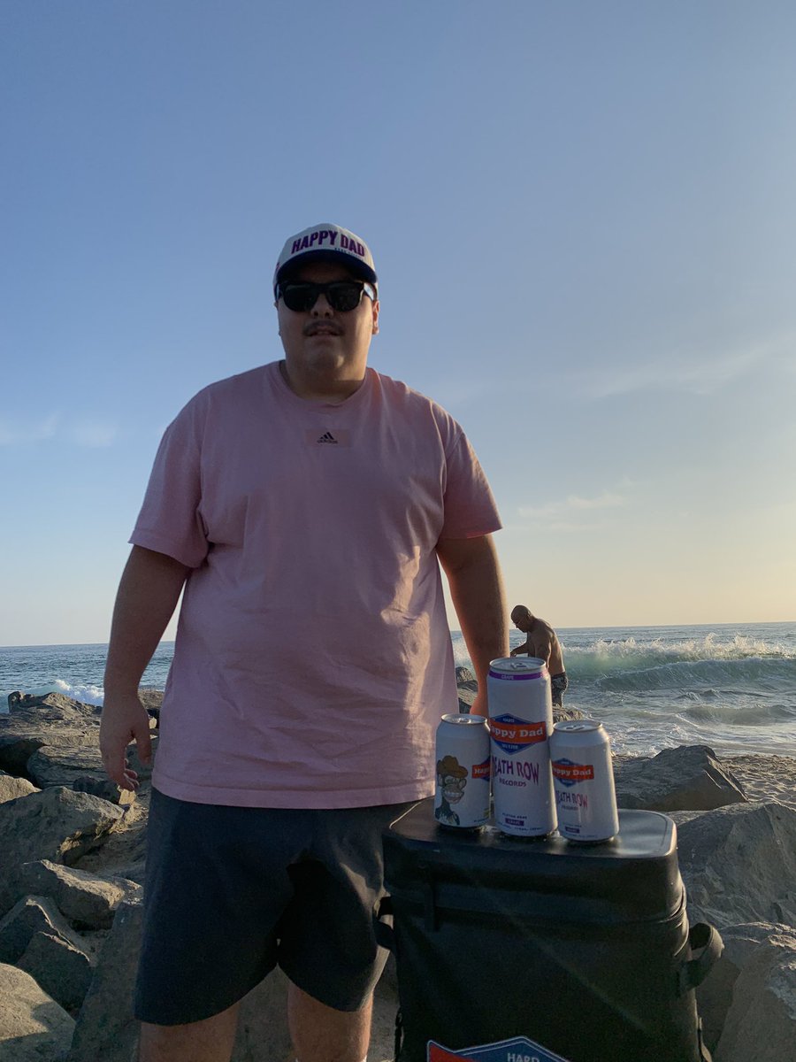 natechillin_'s tweet photo. Beach Day!🌅🍻 @happydad https://t.co/yU90qRg1cB