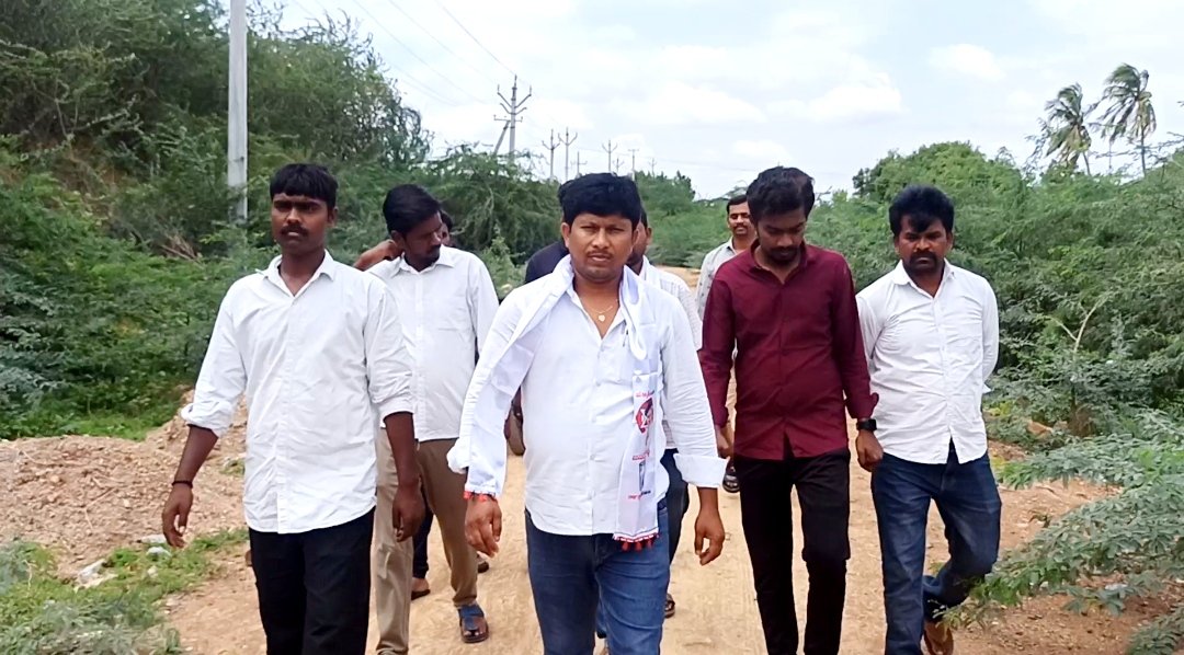 bhaskarkrishna6's tweet photo. జగనన్న కాలనీలను సందర్శించి, అక్కడి క్షేత్రస్థాయి పరిస్థితులు తెలియజేసేందుకు డిజిటల్ క్యాంపెయిన్ కార్యక్రమంలో భాగంగా #బనగానపల్లె నియోజకవర్గ జనసేన పార్టీ నాయకులు #భాస్కర్ ఆధ్వర్యంలో బనగానపల్లె పట్టణంలో జగనన్న కాలనీలను సందర్శించడం జరిగింది. @PawanKalyan
#FailureOfJaganannaColony https://t.co/zlxssDO5qZ