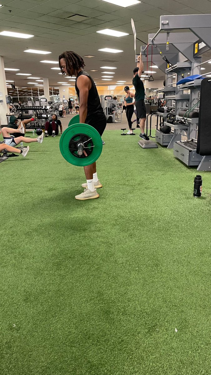 Power Cleans to end the workout. #earnednevergiven #nodaysoff #grind Strap SNZ! 🔰
