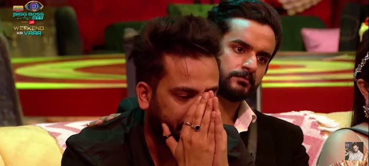 UpdativeZone's tweet photo. Salman Khan ke daat ne ke baad Elvish Yadav ko unke mom ka surprised video call aata hai fir Elvish Yadav rone lag jaate hai

#BiggBossOtt2 #ItsCoffeeTime https://t.co/JxGrLBnmhd