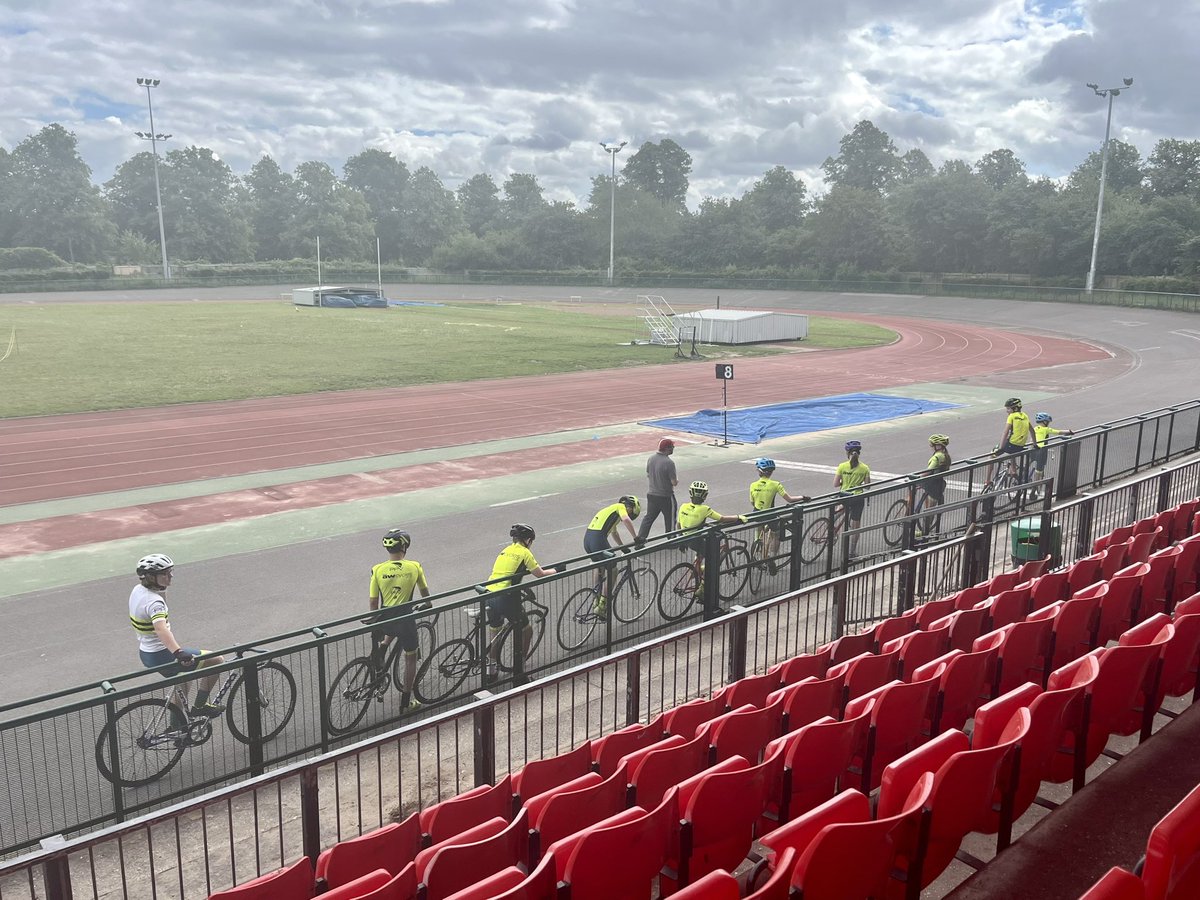 With many riders at Jeugdtour Assen, it was great to see some new faces today for training in both the free and fixed wheel sessions, including blocking, cornering, fence starts, hunters &amp; slipstreaming #britishcycling #trackcycling  #velodrome #roadcycling #kidsracing