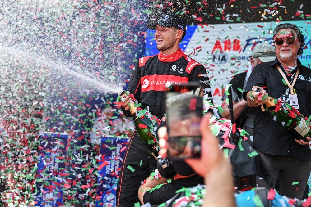 PorscheFormulaE's tweet photo. 🏆 Congratulations to the 2023 @FIAFormulaE Drivers' World Champion @JakeDennis19 in the #27 #Porsche99XElectric of our customer team @AndrettiFE. We can all be extremely proud of this amazing achievement with the Porsche 99X Electric as the core foundation for success paired with a great working relationship with Team Principal Roger Griffiths and his entire crew which made this fantastic result come true.

#MakeItMatter #PorscheFormulaE #AllAndretti