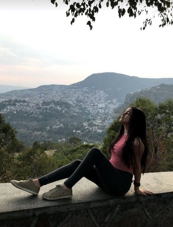 duniya meri kadmo me
