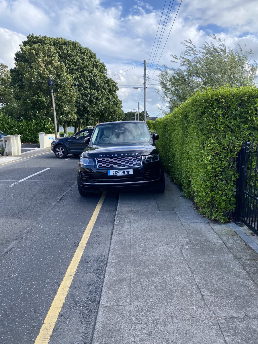 d5blockers's tweet image. @RangeRover drivers out in force. @GardaTraffic @DubCityCouncil @DCCclontarf #Killester #MakeWayDay