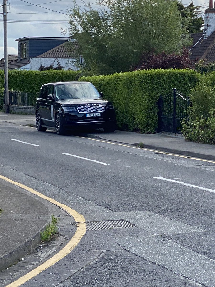 d5blockers's tweet image. @RangeRover drivers out in force. @GardaTraffic @DubCityCouncil @DCCclontarf #Killester #MakeWayDay