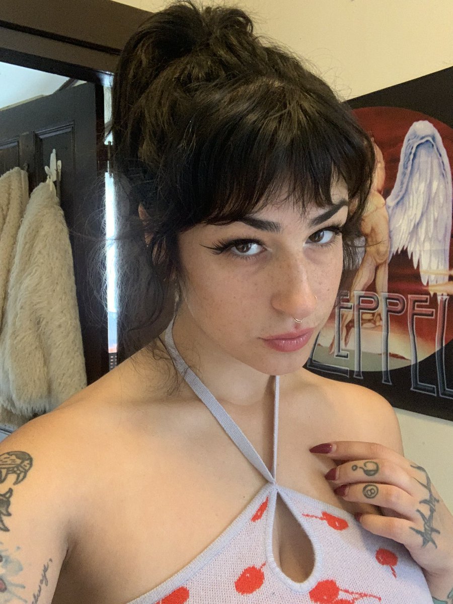 evilbread tweet media