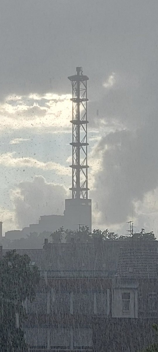 Heftiger Regenschauer im #Duisburg. Boah 😯
#homeiswheretheturmis #Ruhrpott #meinRuhrgebiet