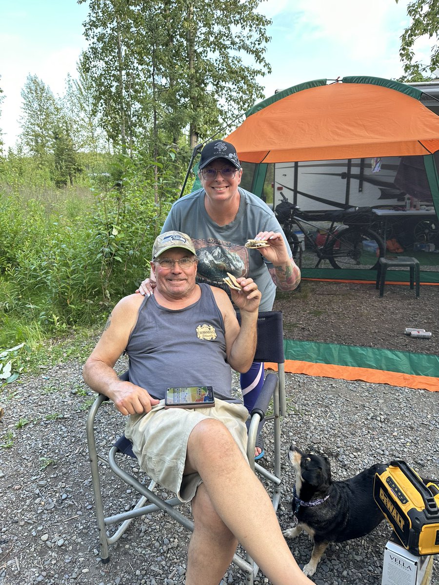 AKAdventures907's tweet photo. Perfect camping dessert! #samores #camping #alaska https://t.co/Z6kd4RWfnC