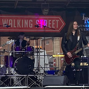 The 1st signing to our artist management division is Haze, a local band from Cannock! 🧑‍🎤🤘
You'll be hearing a lot from them over the next few months! 🔥

wmmg.uk 

#rockband #music #newmusic #newsigning #newartist #localmusic #Birmingham #cannock #WESTMIDLANDS