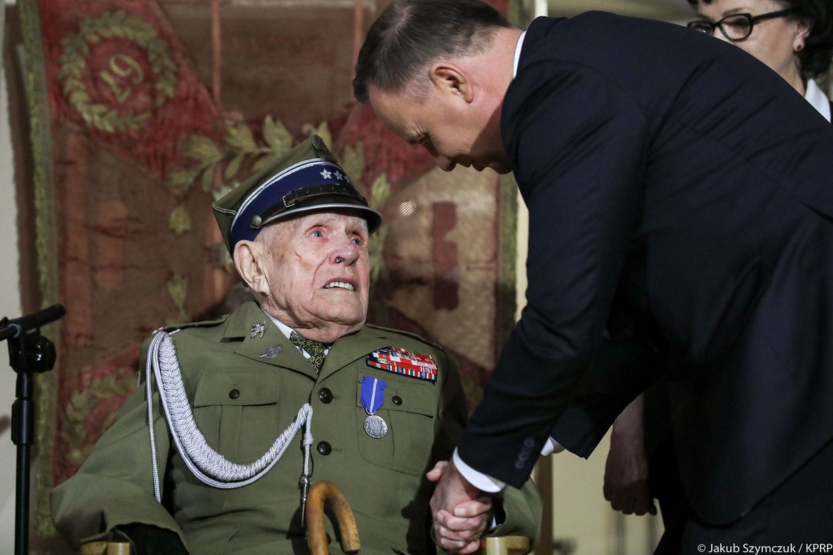 Z ogromnym smutkiem żegnamy Pana Pułkownika Kazimierza Klimczaka „Szrona”, uczestnika wojny obronnej 1939 roku, żołnierza Armii Krajowej i powstańca warszawskiego. 

Należał do wspaniałego pokolenia odrodzonej Niepodległej, był Bohaterem walk o wolną Polskę, a za sprawą wyjątkowo