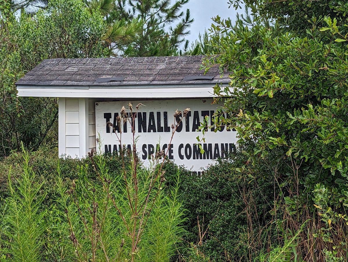 KF4LMT's tweet photo. This morning I visited the USAF/USN Space Surveillance System AN/FPS-133 (Space Fence) receive site in Tattnall County, GA. The system was used to track objects orbiting over the United States and operated on 216.980 MHz. #USAF #USN #Space #SpaceFence #History #Radio https://t.co/u30kk0krjf