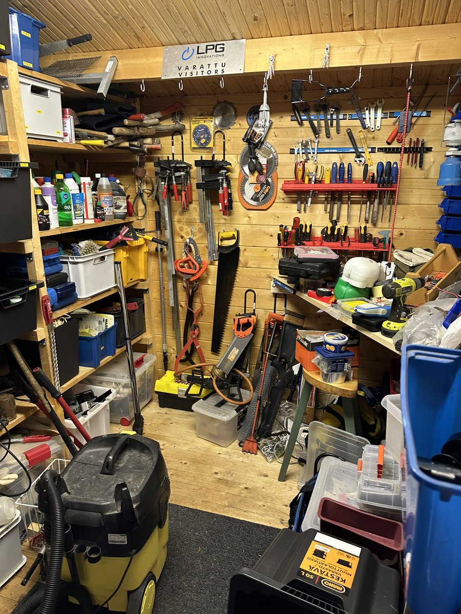 kulpanmaki's tweet photo. Alkaa pihavarastokin siistiytyä sadepäivänä, vaikkakin käsipuolena vähän hissukseen. Kyllä siitä vielä työtila(kin) tulee… 👍🙂🪚🔨🔧🪛 https://t.co/oc0CTGx5FB