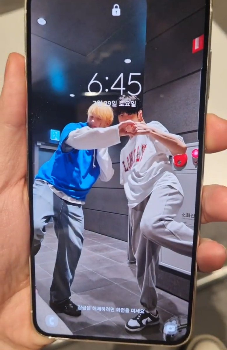 taehyun's lockscreen on his new phone is soobin and huening kai 🥹