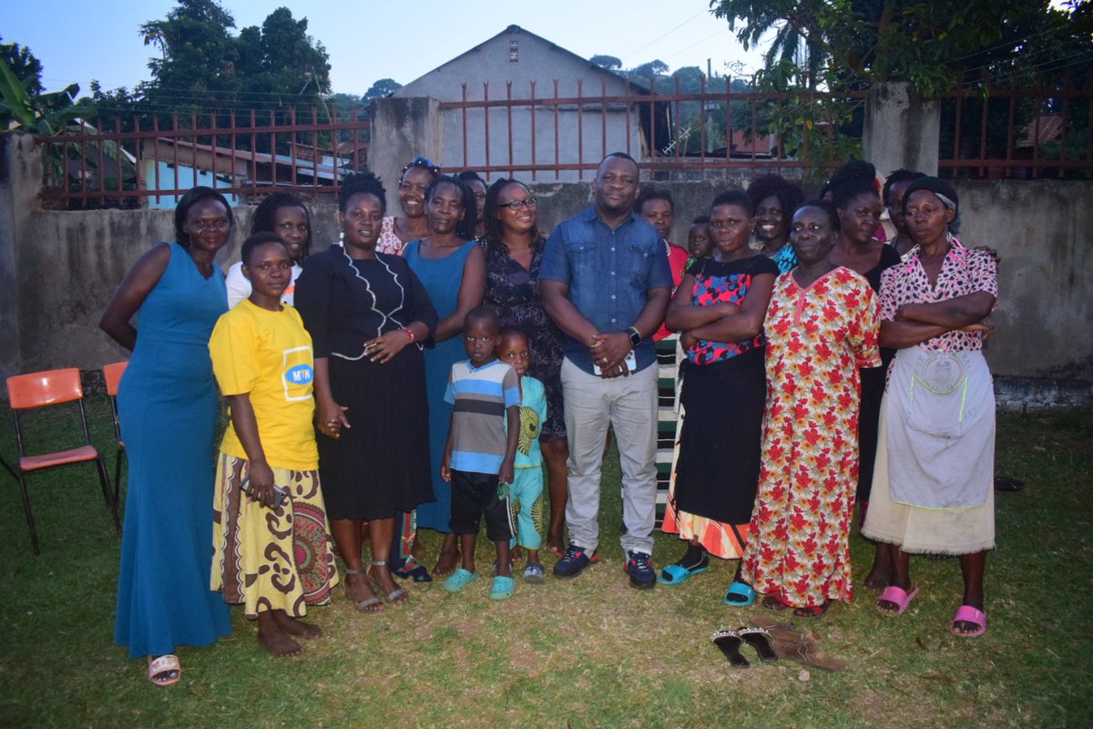 HonKakembo's tweet photo. I concluded my day by meeting members of God's Grace Women Association, a women's SACCO based in Lunyo Central Division A, Entebbe Municipality.

I gave them key financial advice as well as direct financial support to help them build their SACCO further. #kungauganda https://t.co/w8Gs3jC4dh