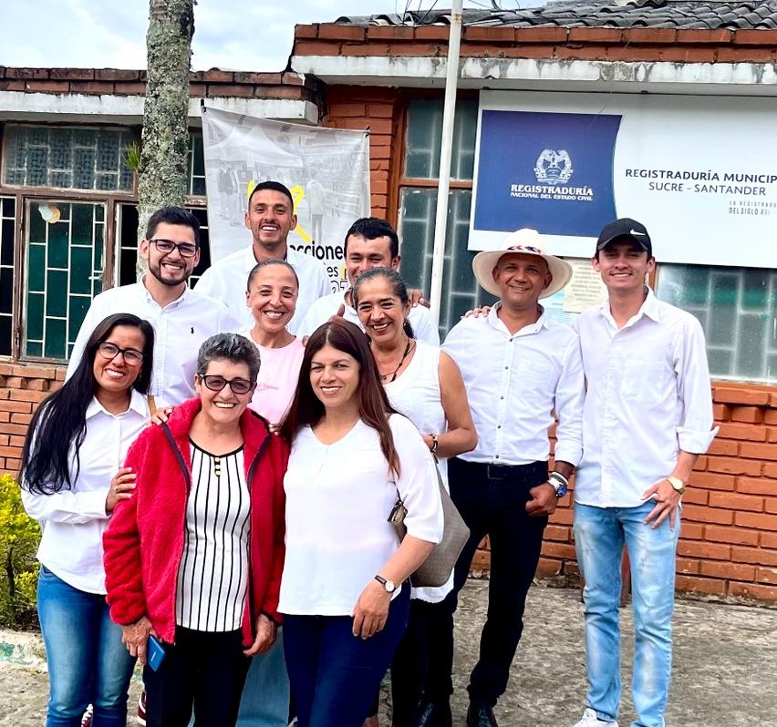 Mayejuli40's tweet photo. Primero dar gracias a Dios, y segundo agradecer a esta familia que me ha recibido y cree en que podemos hacer grandes cambios y lograr marcar la historia de este bello municipio. Tenemos candidato a la alcaldía Por Sucre Santander  Alex Sanchez Bareño
Oficialmente nos https://t.co/hJoLfIqQMA